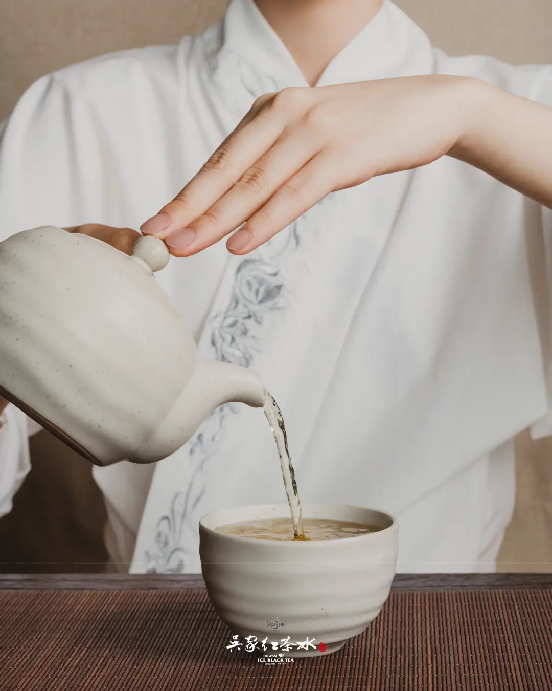 吳家紅茶冰雲霧高山青茶米白棚拍二