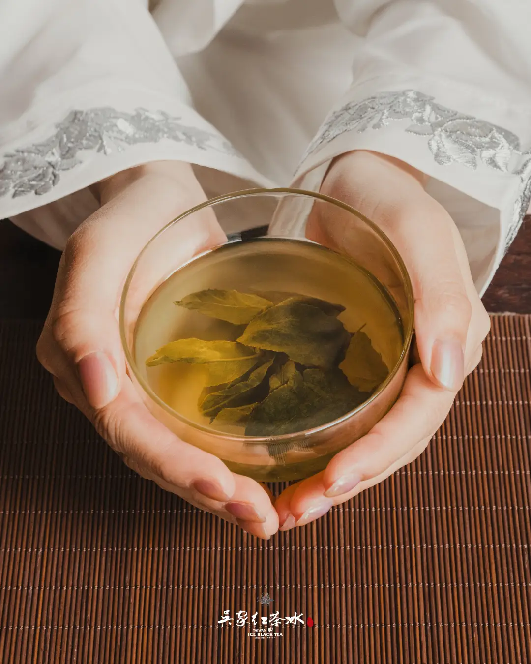 吳家紅茶冰雲霧高山青茶米白棚拍三