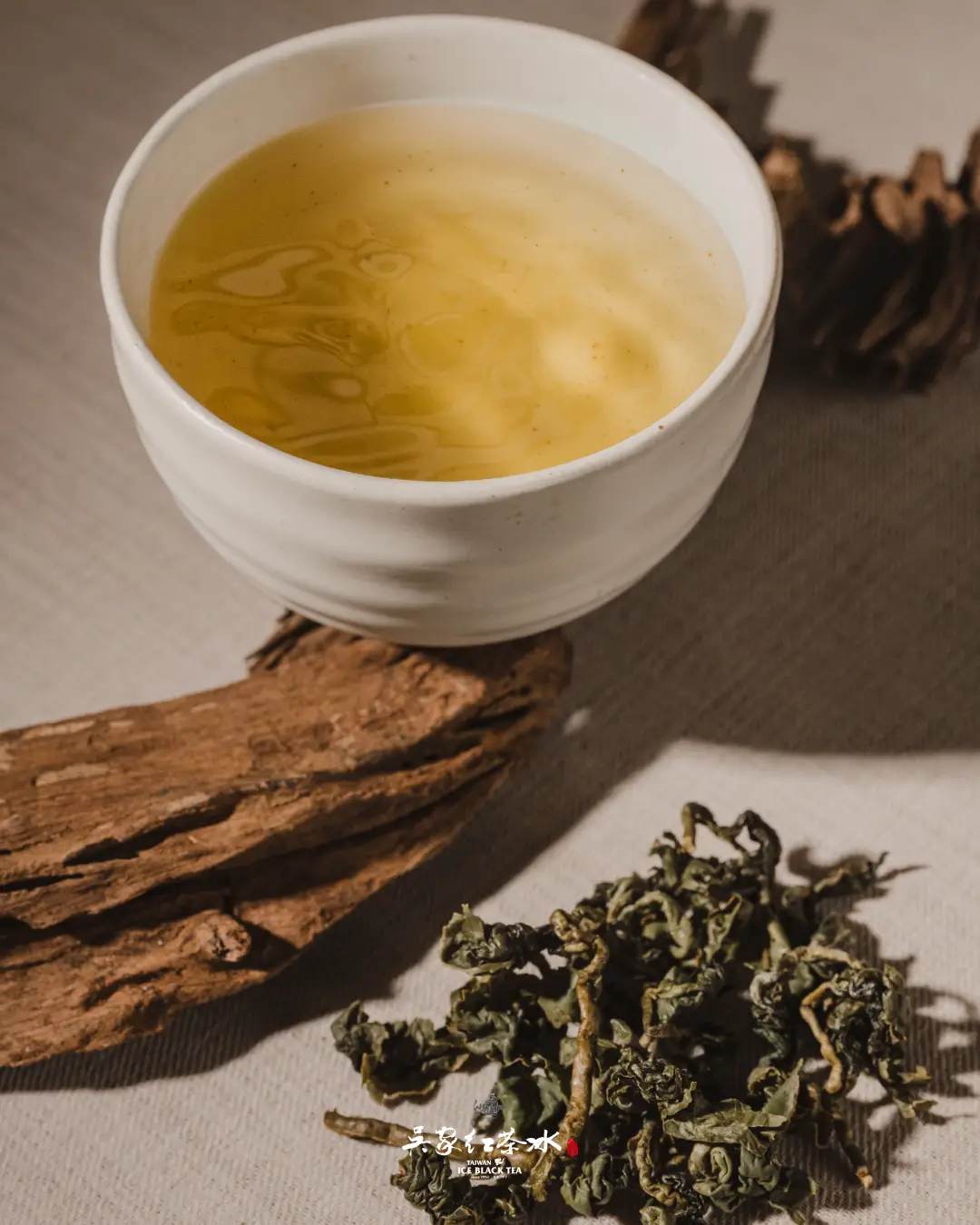 吳家紅茶冰雲霧高山青茶米白棚拍五